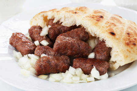 Cevapcici，波斯尼亚碎的肉烤肉串