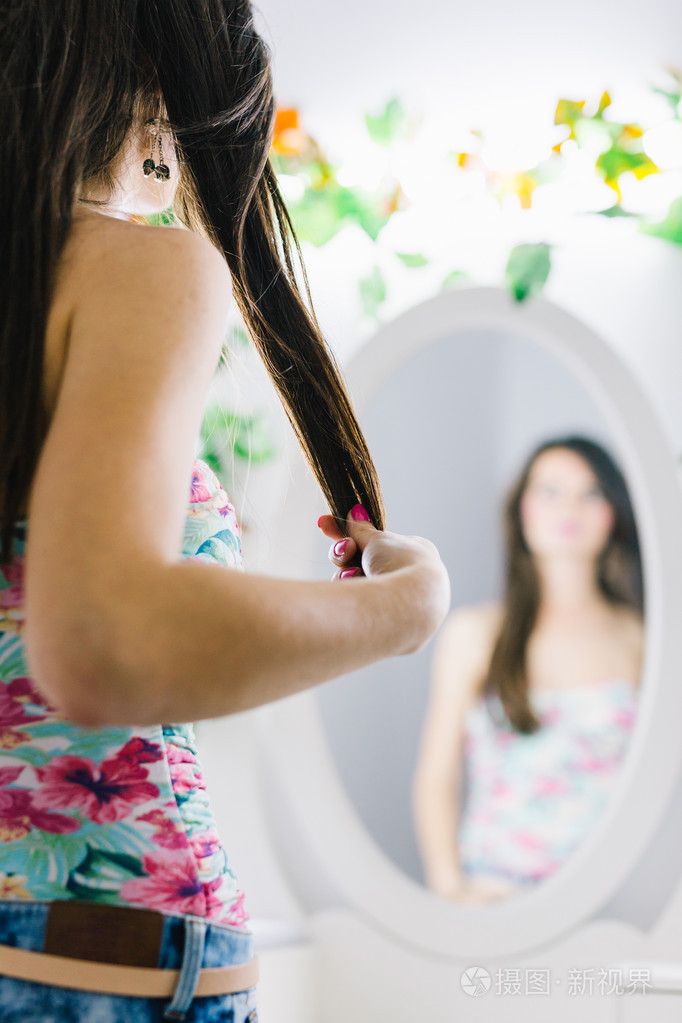 一个女人在镜子里照片-正版商用图片1nugju-摄图新视界