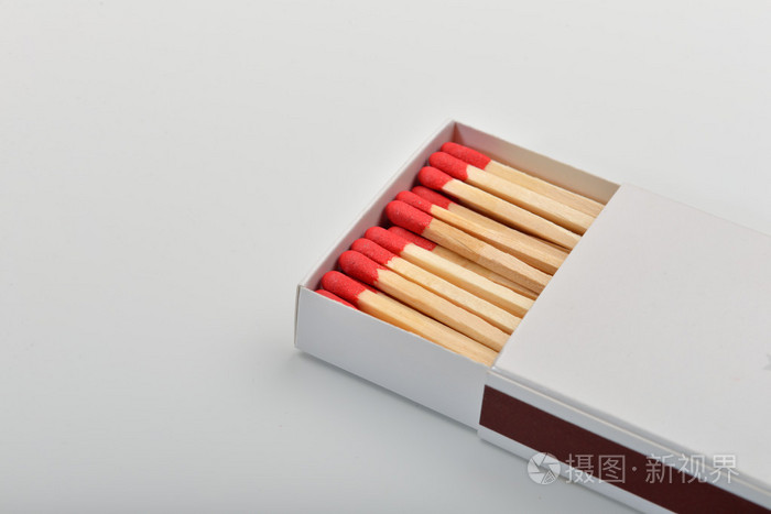 火柴盒空纸用木制火柴上它.火柴盒案例 p