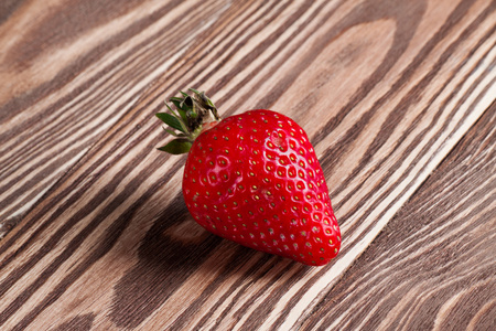 成熟的草莓，在一张白纸