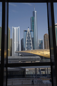 摩天大楼和迪拜地铁站