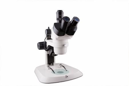 孤立在白色背景上的显微镜，这是设备的一块真正的会在真正的实验室中使用
