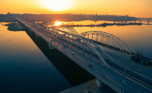 在日落时的 Darnitskiy 桥