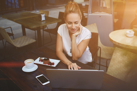 有吸引力的女人通过便携式网簿杜林在网络上聊天照片