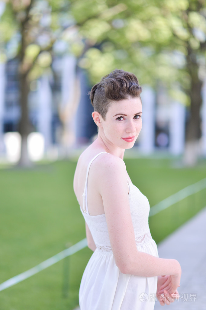 一个美丽的年轻白种女人室外的肖像