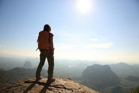 成功的女人的徒步旅行者