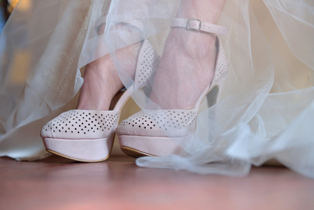 新娘穿鞋的婚礼。蕾丝婚纱礼服。早上 br