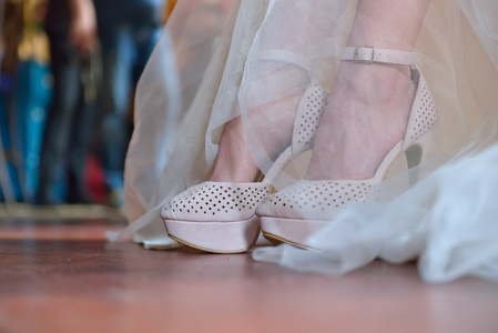 新娘穿鞋的婚礼。蕾丝婚纱礼服。早上 br