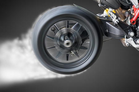 测试摩托车轮胎的车轮的旋转图片