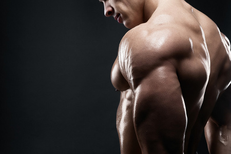 肌肉发达的男性模型，展示了他的背