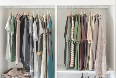 钩裙子衣服和裙子挂在路轨在白色衣柜照片