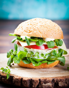 蔬菜堡素食脆鸡堡加蛋, 豌豆糕, 新鲜沙拉照片