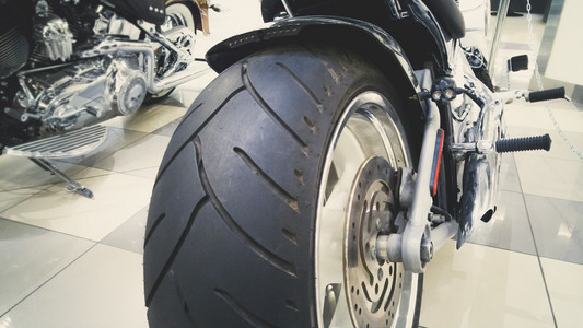 摩托车后轮图片