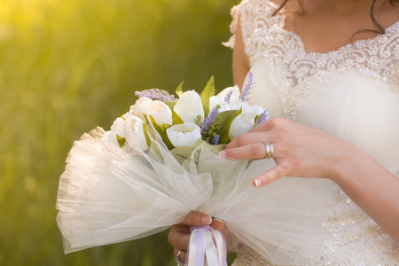 在新娘的手的美丽婚礼鲜花