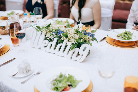 婚礼的食物和餐桌上的装饰品