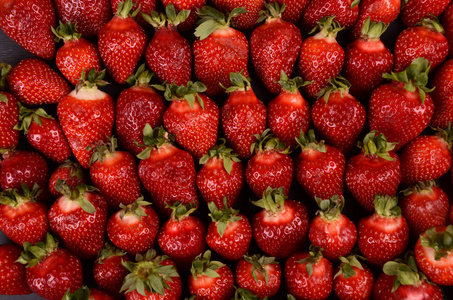 草莓充分 frame.background 的草莓，很多红色成熟的草莓。食品背景