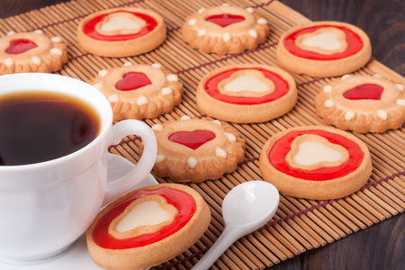 用果冻和杯咖啡上竹餐巾饼干