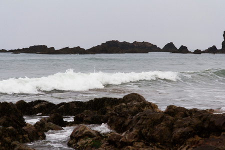海浪越过海滩上的岩石