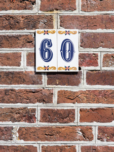 在荷兰的红砖墙上的门牌号码图片