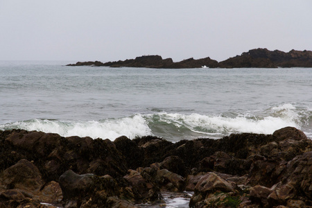 海浪越过海滩上的岩石