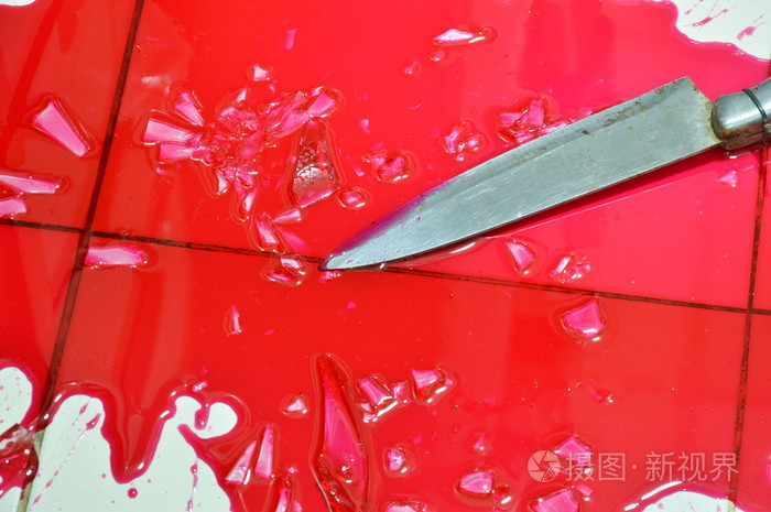 瓷砖地板上的刀和血