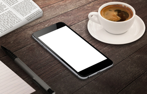 孤立的白色的屏幕为样机的智能手机。桌与咖啡 笔 纸等轴视图电话