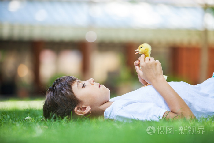 春天小鸭的女孩