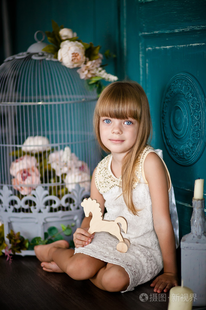 蓝眼睛的小女孩的肖像