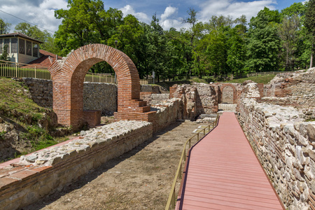 在古代的热浴 Diocletianopolis Hisarya 镇，保加利亚的入口和全景视图