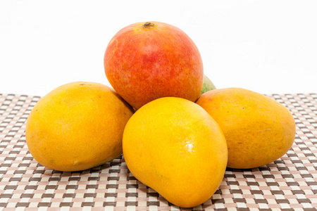 成熟的黄色和红色的彩色的芒果果实上垫背景