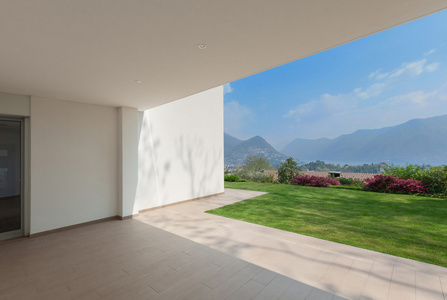 房子,阳台与绿色的草坪照片