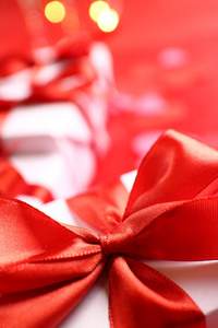 在礼物上的红色丝绸蝴蝶结图片