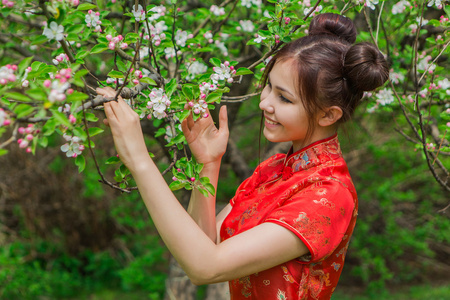 美丽的亚洲女孩，穿着传统的中国红