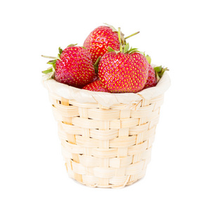 在篮子里的草莓。白色背景上孤立