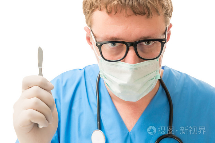 男性外科医生拿着手术刀在白色背景上