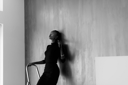 黑和白色相当非洲或黑色美国女人肖像触摸她厚厚的辫子黑马工作室背景