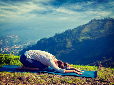 运动合适的女人做法瑜伽体式 Balasana