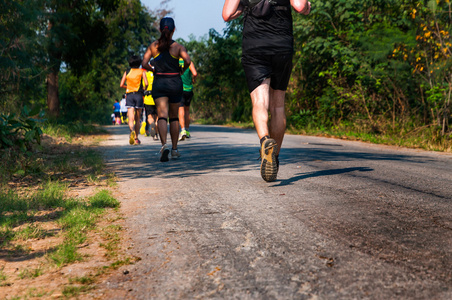 暴走短跑运动员自己汗湿的衣服上促进少数民族妇女参与照片