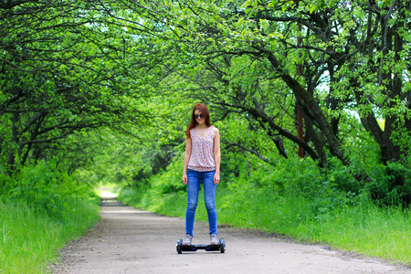 女人骑电动滑板车图片