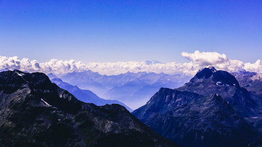 令人印象深刻的全景瑞士阿尔卑斯山