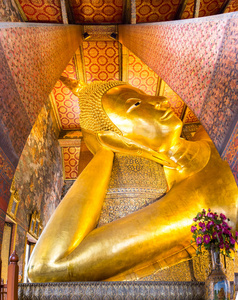 卧佛金雕像在佛寺，曼谷，泰国