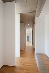 空旷的走廊的现代建筑