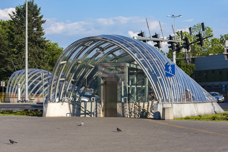 现代城市建筑.地下人行横道照片