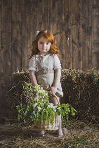 肖像的红发小姑娘提着一个篮子 6129