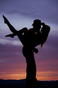 牛仔抱着女人的吻照片