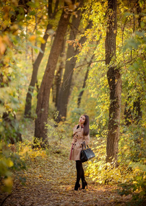 年轻女子在秋天公园