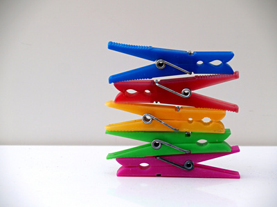 彩色 clothespins 堆积