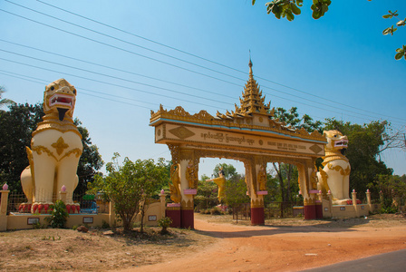 输入的门。吴妙 Tha Lyaung 卧佛。在入口处的神话动物雕塑。Chinthe。勃固。缅甸。缅甸