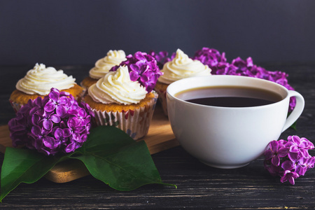 纸杯蛋糕奶油 咖啡和鲜花
