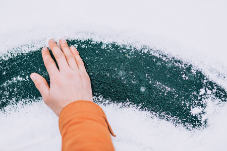 一只手在冰与雪